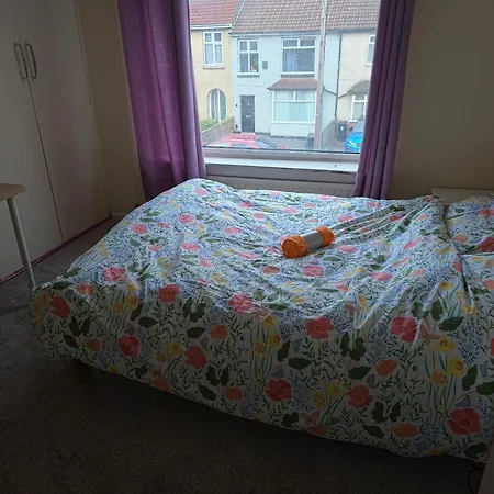 Four Bed House With Two Parking Spaces Bristol