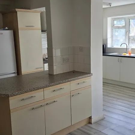Сasa de vacaciones Four Bed House With Two Parking Spaces *