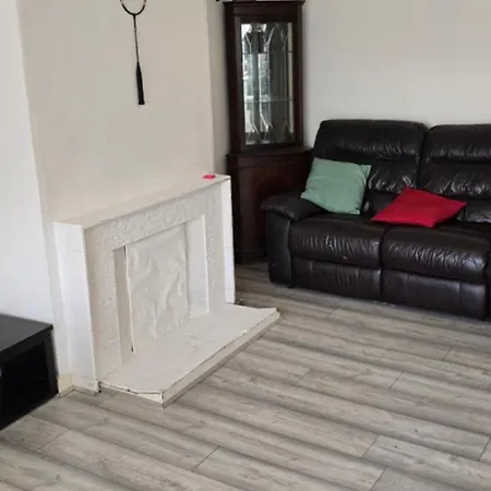 Nyaraló Four Bed House With Two Parking Spaces *